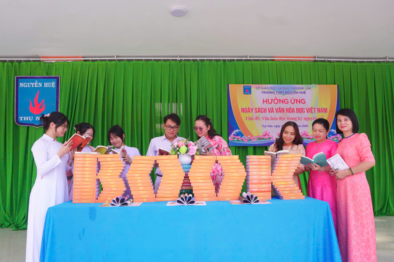 THƯ VIỆN TRƯỜNG THPT NGUYỄN HUỆ CHÀO MỪNG NGÀY SÁCH VÀ VĂN HÓA ĐỌC VIỆT NAM 21/4/2026