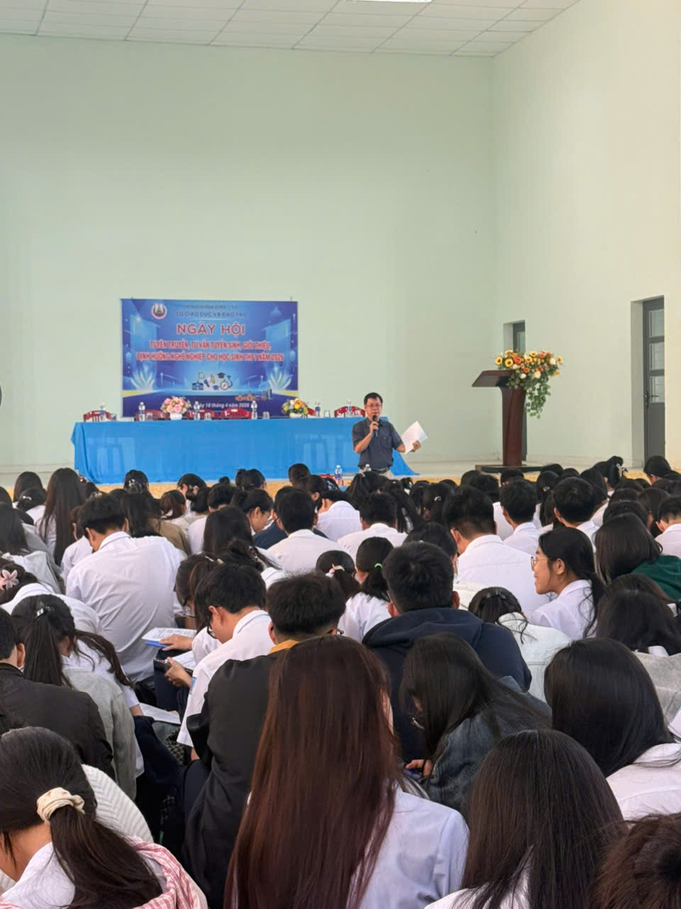 Trường THPT Nguyễn Huệ tổ chức hướng dẫn đăng ký thi tốt nghiệp THPT năm 2026 cho học sinh khối 12.