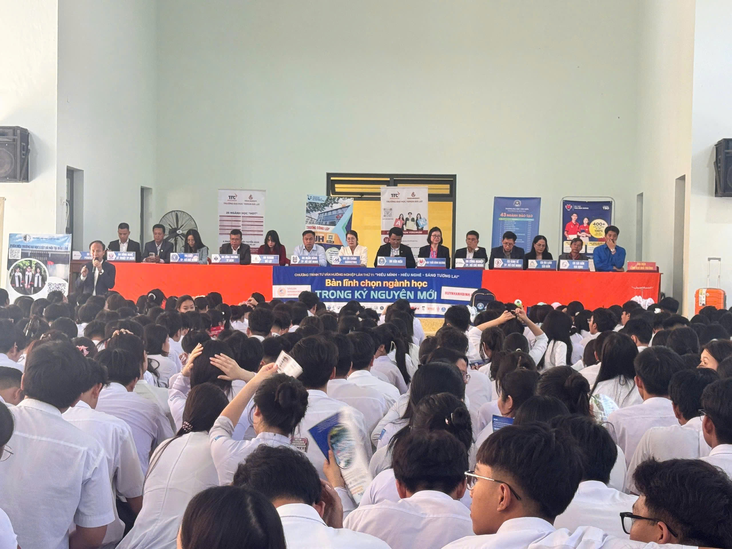 Sôi nổi các hoạt động tư vấn tuyển sinh tại trường  THPT Nguyễn Huệ