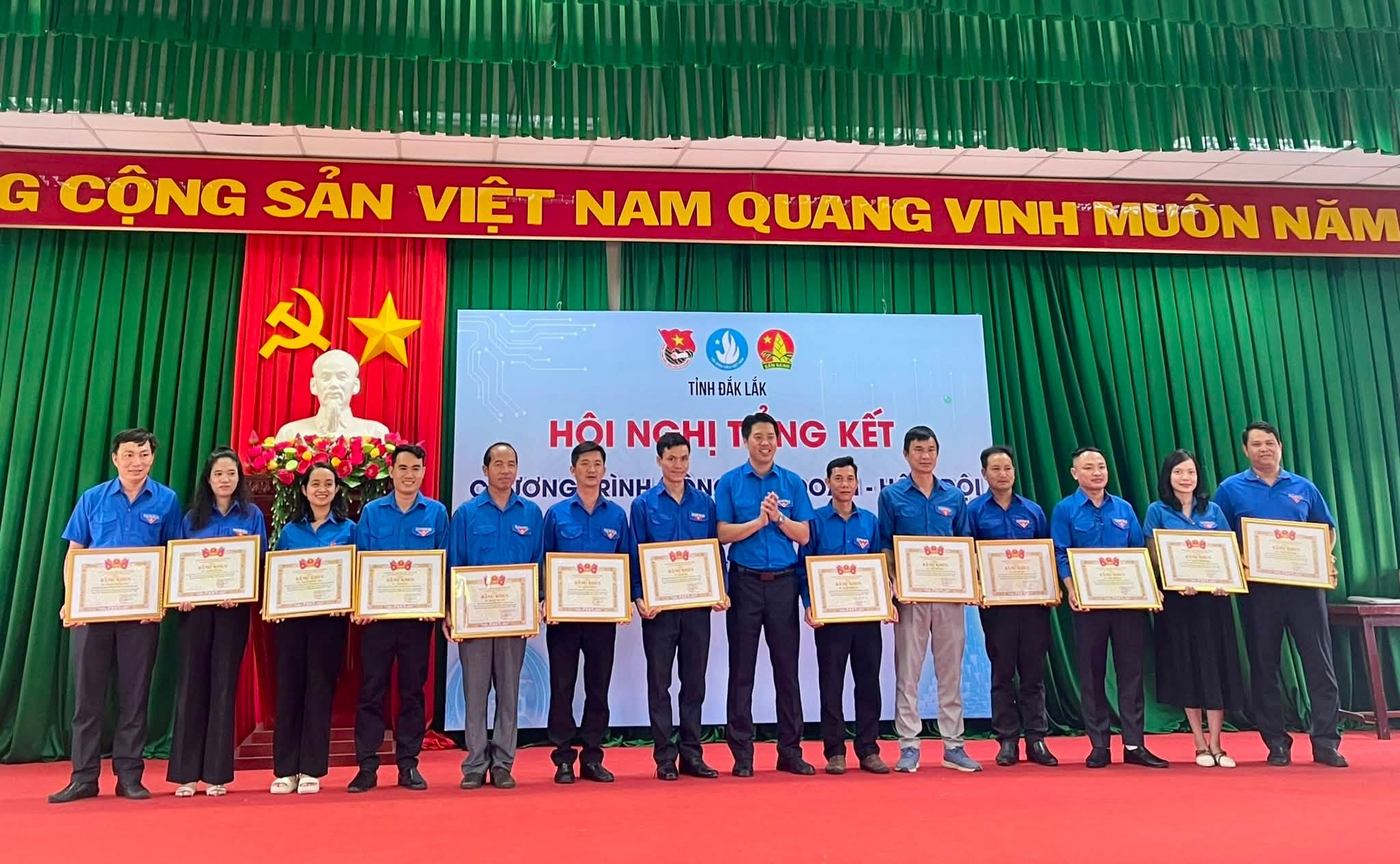 Đoàn trường THPT Nguyễn Huệ vinh dự nhận Bằng khen xuất sắc cấp Tỉnh năm học 2025-2026.