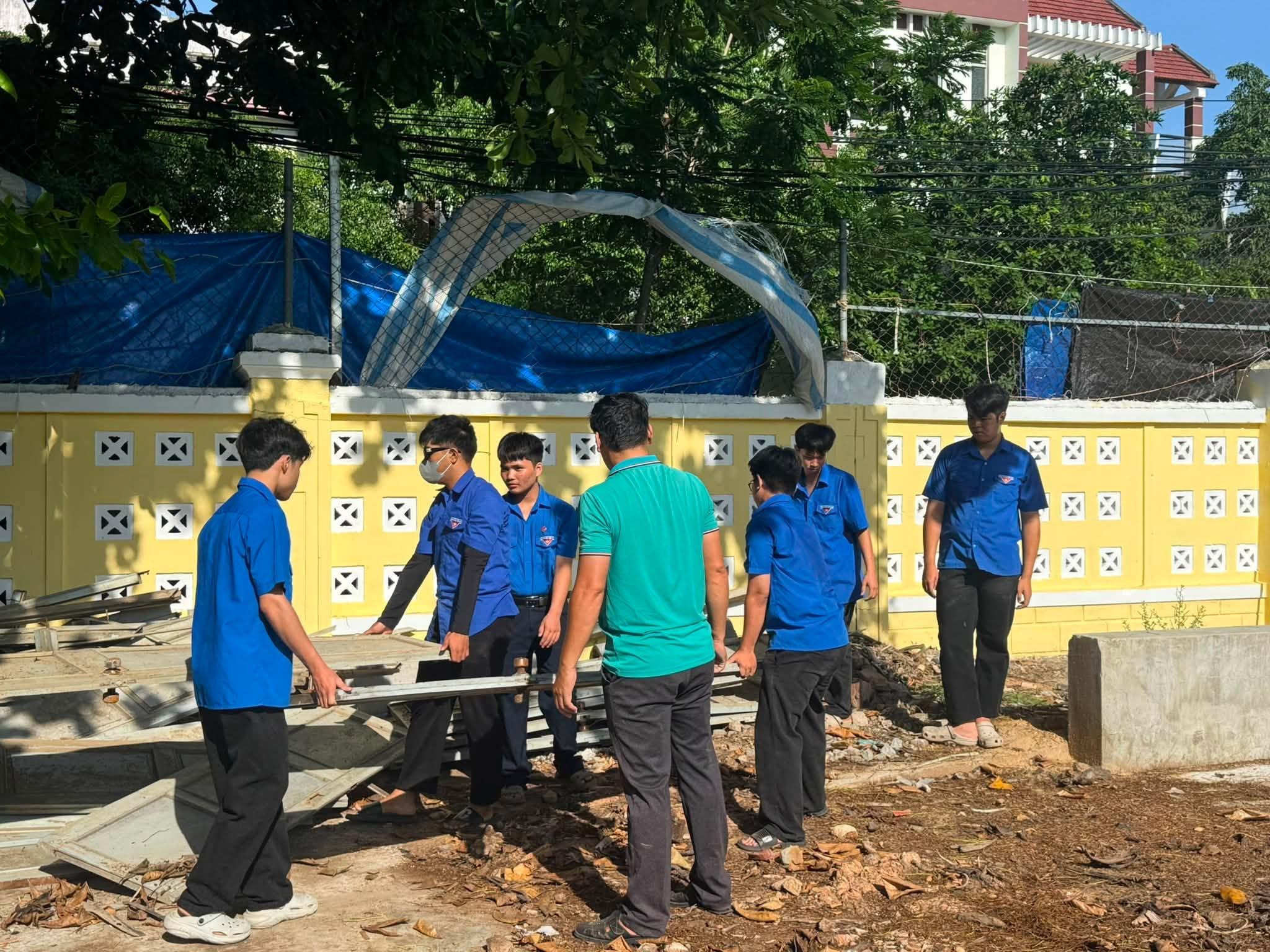 Đoàn trường THPT Nguyễn Huệ hưởng ứng Ngày Chủ nhật xanh đồng loạt toàn quốc lần thứ III năm 2026