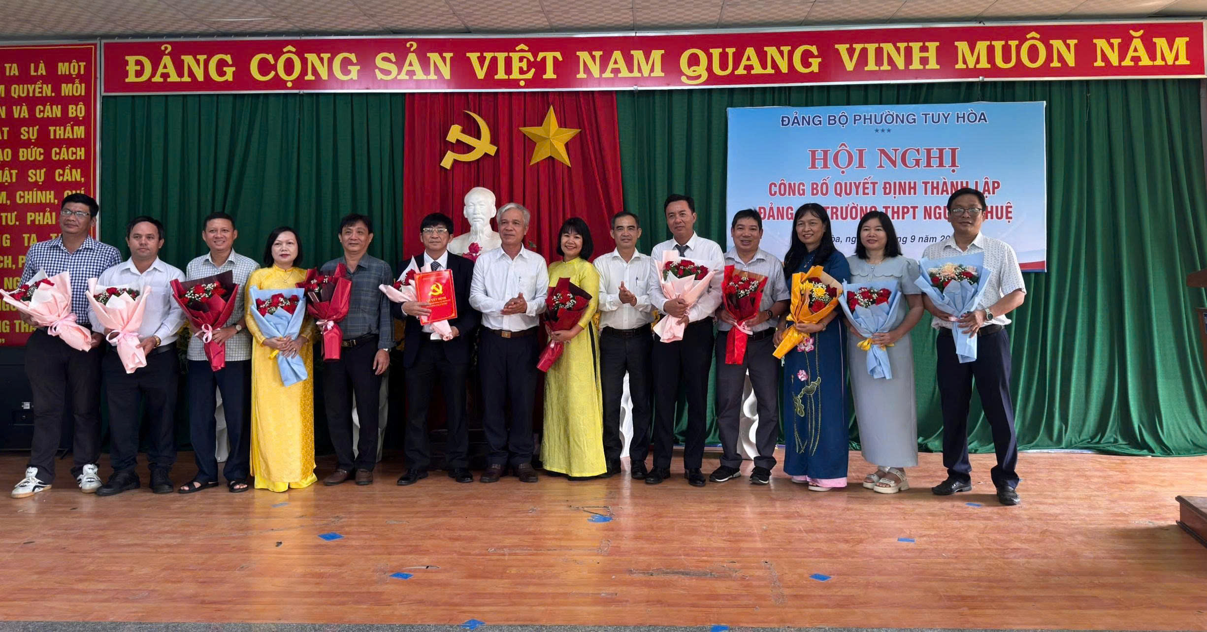 HỘI NGHỊ CÔNG BỐ QUYẾT ĐỊNH THÀNH LẬP ĐẢNG BỘ TRƯỜNG THPT NGUYỄN HUỆ.
