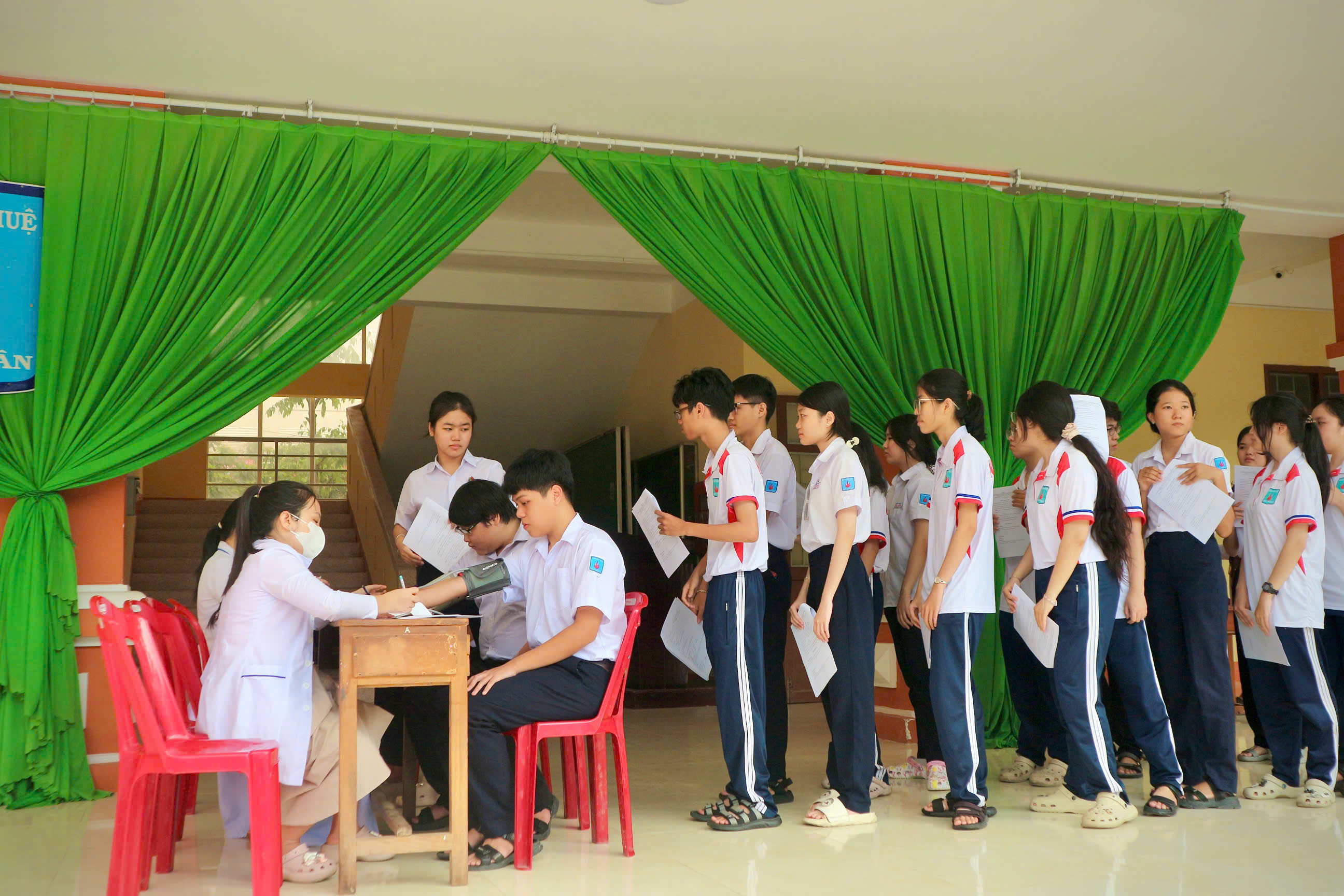 TRƯỜNG THPT NGUYỄN HUỆ TỔ CHỨC KIỂM TRA SỨC KHỎE CHO HỌC SINH ĐẦU NĂM HỌC 2026–2027