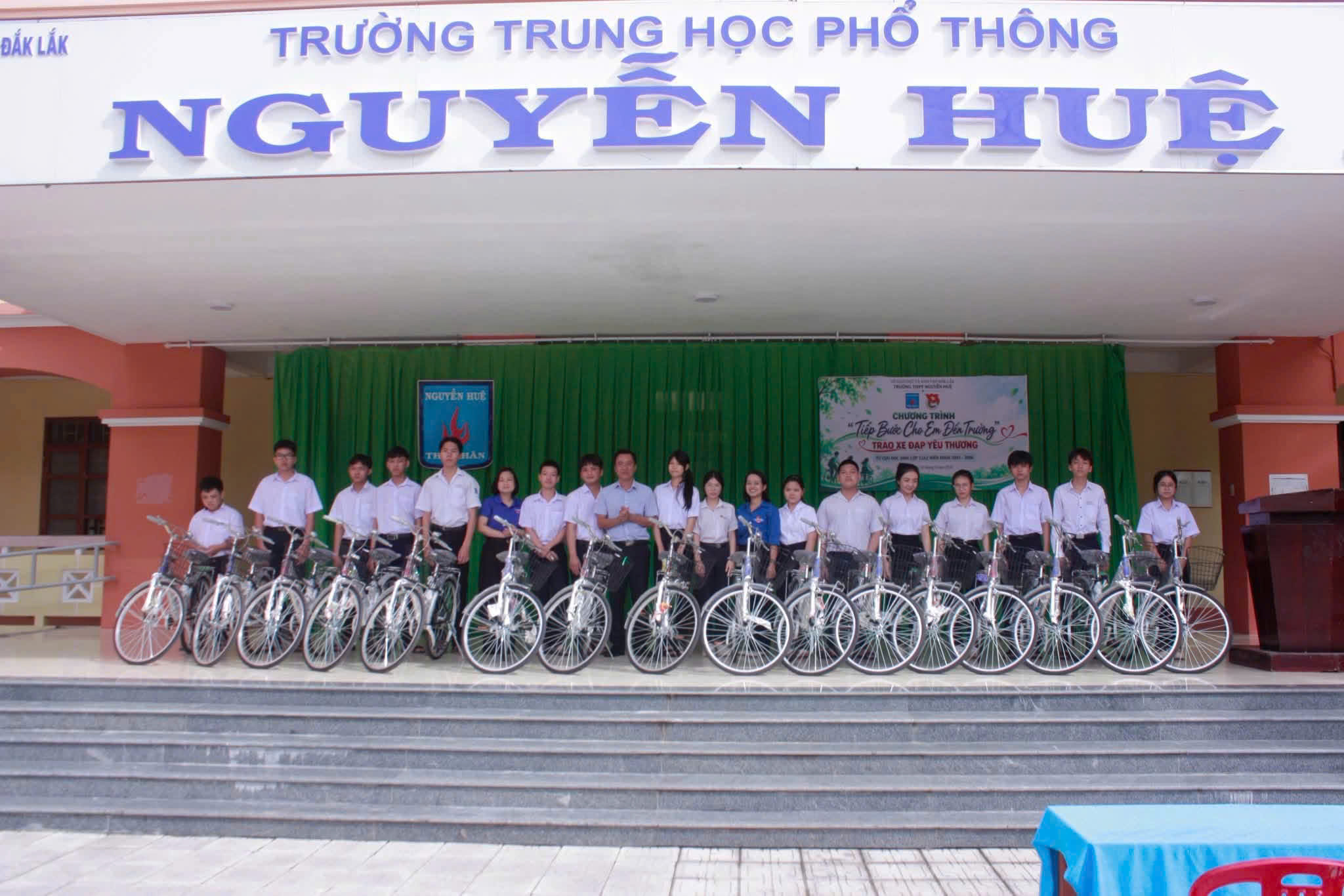 TRAO XE ĐẠP CHO HỌC SINH CÓ HOÀN CẢNH KHÓ KHĂN.