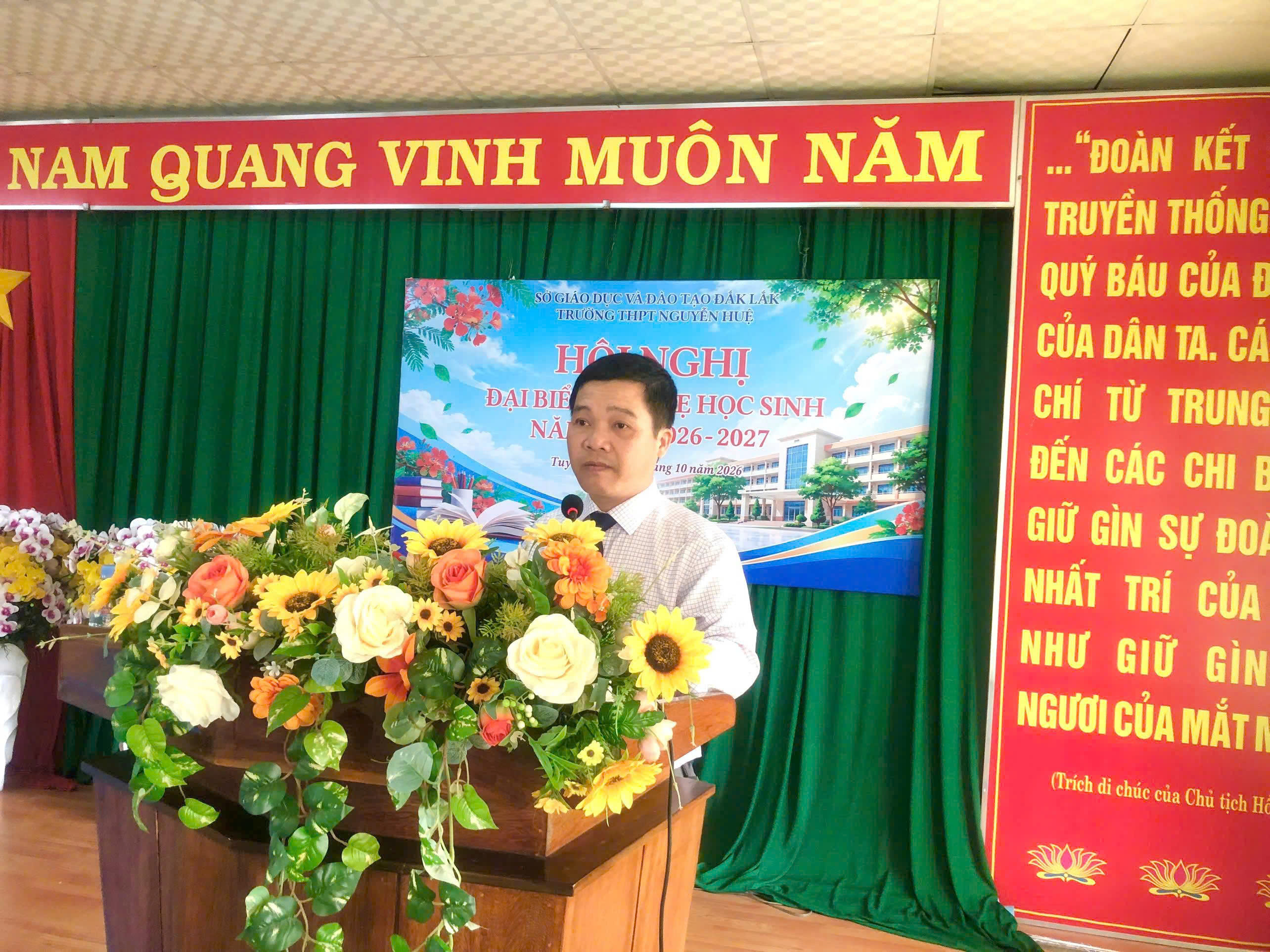 TRƯỜNG THPT NGUYỄN HUỆ TỔ CHỨC HỘI NGHỊ  CHA MẸ HỌC SINH NĂM HỌC 2026–2027