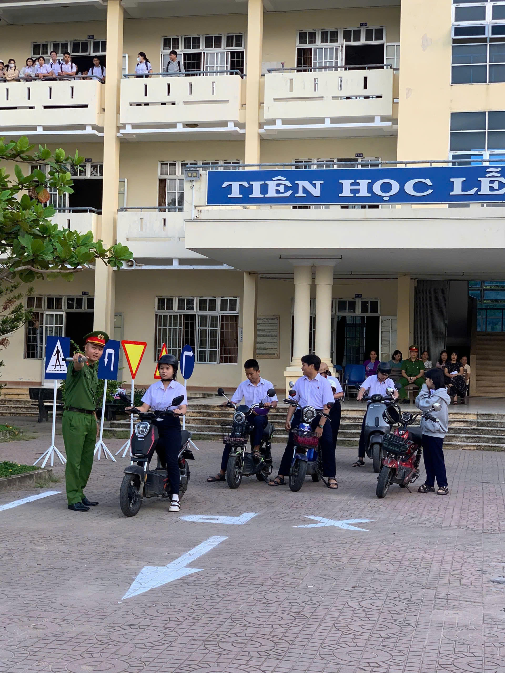 PHỐI HỢP TỔ CHỨC TUYÊN TRUYỀN, PHỔ BIẾN, GIÁO DỤC PHÁP LUẬT VỀ AN TOÀN GIAO THÔNG CHO HỌC SINH NĂM HỌC 2026 - 2027