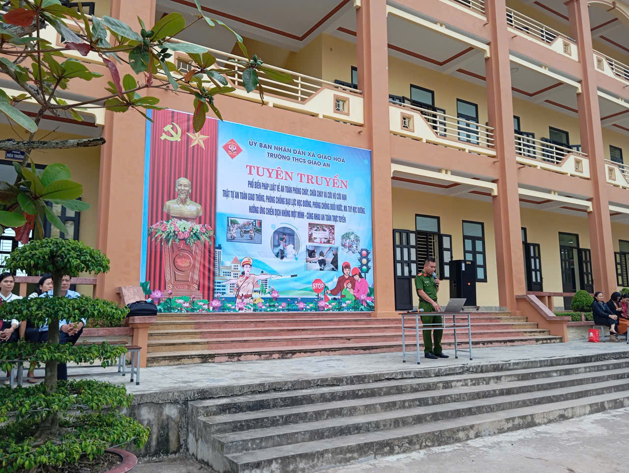 CÔNG AN XÃ GIAO HÒA TUYÊN TRUYỀN PHÁP LUẬT, AN TOÀN PCCC VÀ AN NINH HỌC ĐƯỜNG CHO HỌC SINH TRƯỜNG THCS GIAO AN