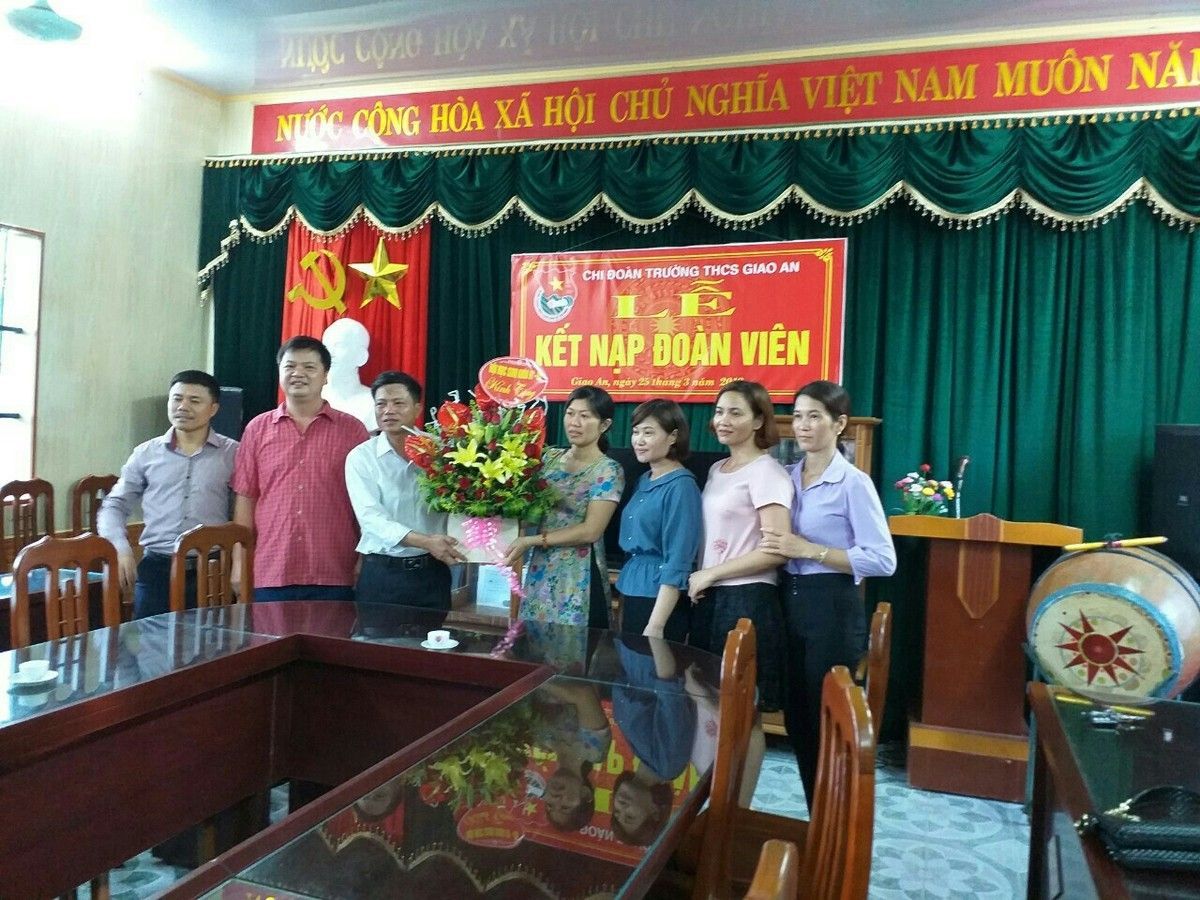 CỰU HỌC SINH KHÓA 1991-1995 VỀ THĂM VÀ TẶNG QUÀ NHÀ TRƯỜNG