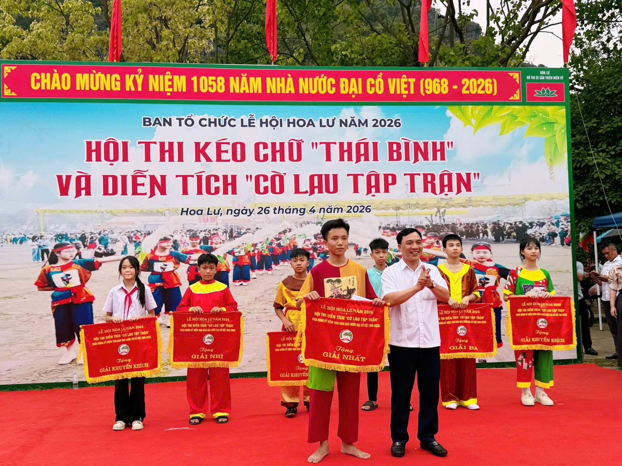THÀY TRÒ NHÀ TRƯỜNG THAM GIA HỘI THI KÉO CHỮ THÁI BÌNH VÀ DIỄN TÍCH CỜ LAU TẬP TRẬN
