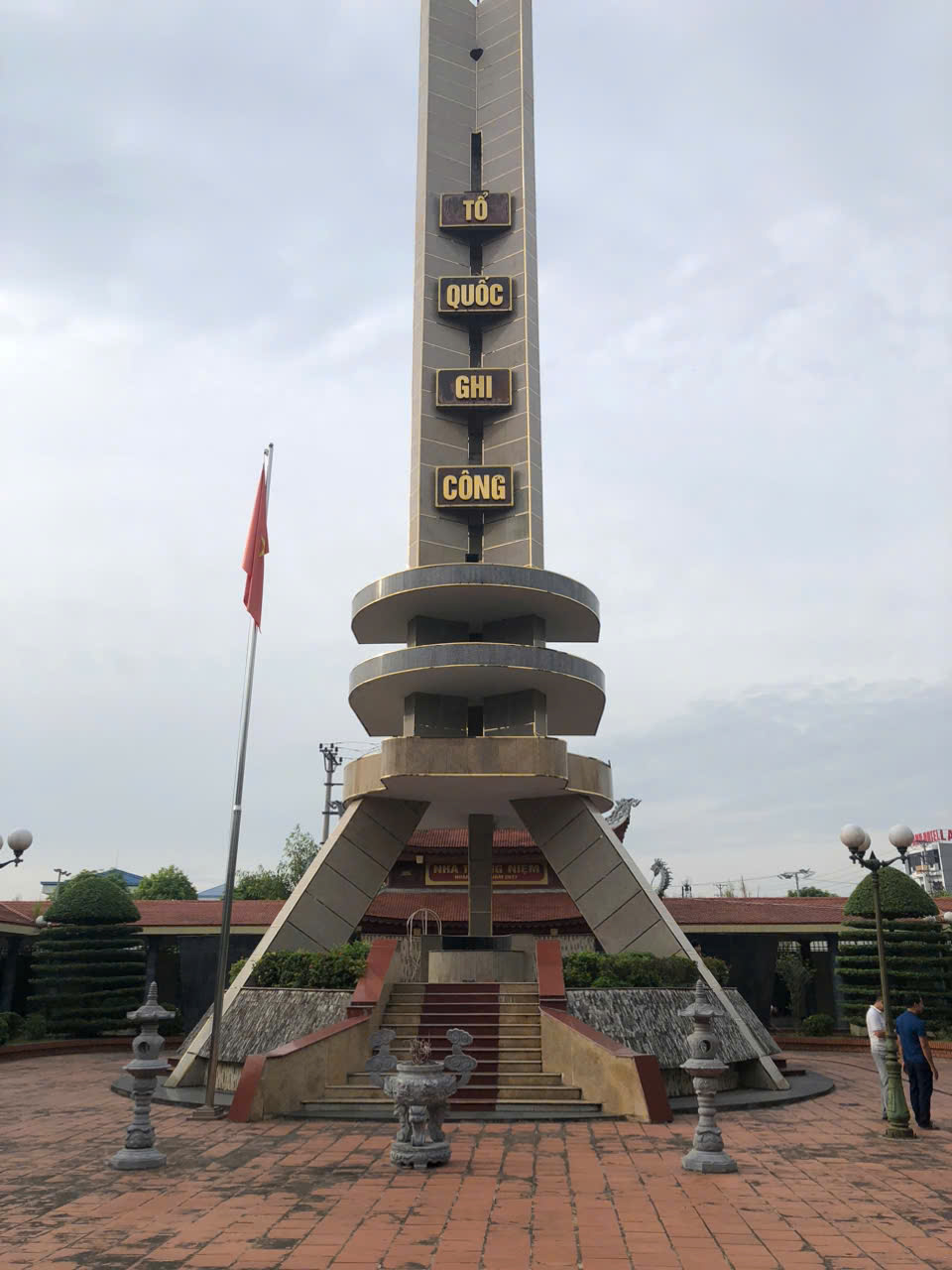HỌC SINH TRƯỜNG THCS NAM CAO THAM GIA VỆ SINH, CHỈNH TRANG ĐÀI TƯỞNG NIỆM CÁC ANH HÙNG LIỆT SĨ