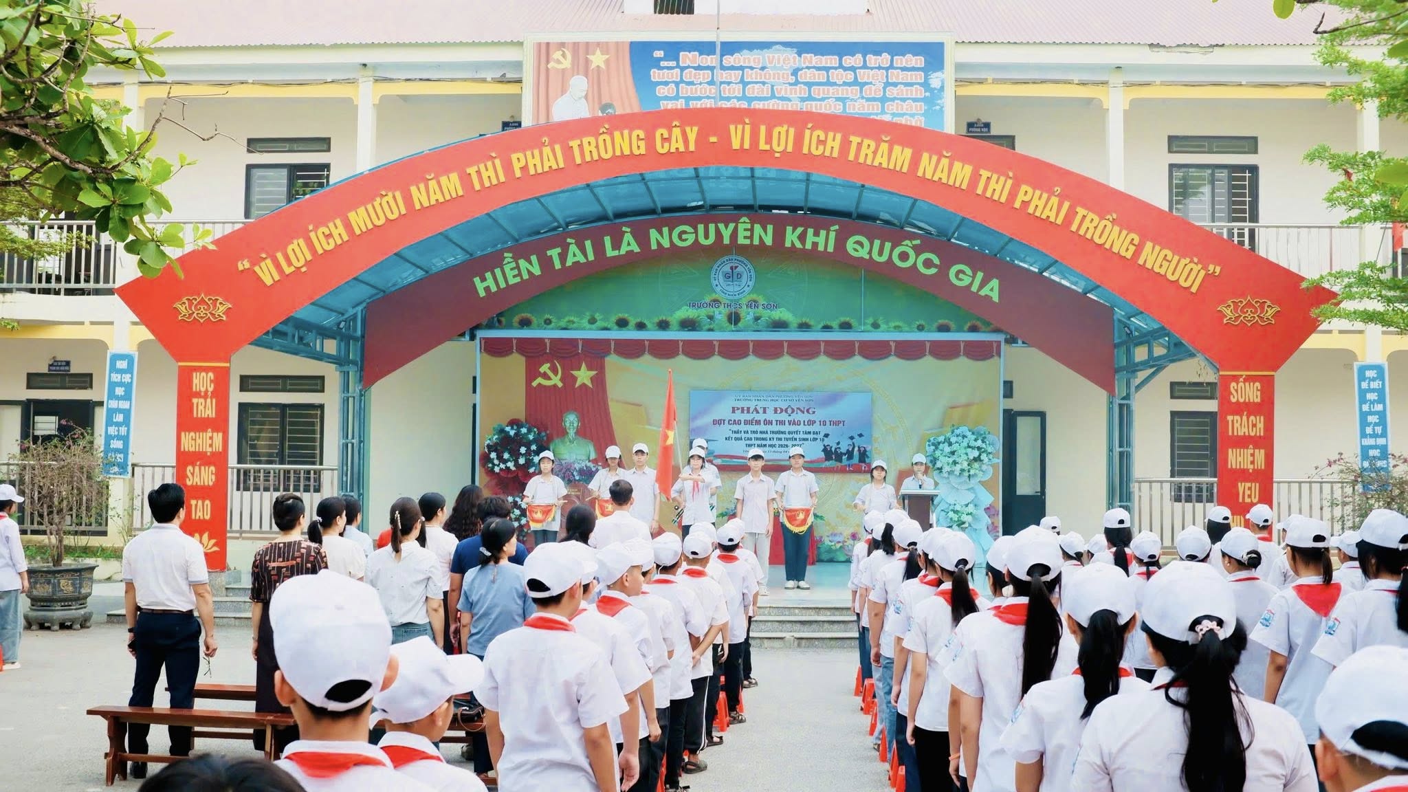 Thầy và trò trường THCS Yên Sơn quyết tâm thực hiện thắng lợi Nghị quyết số 71-NQ/TW