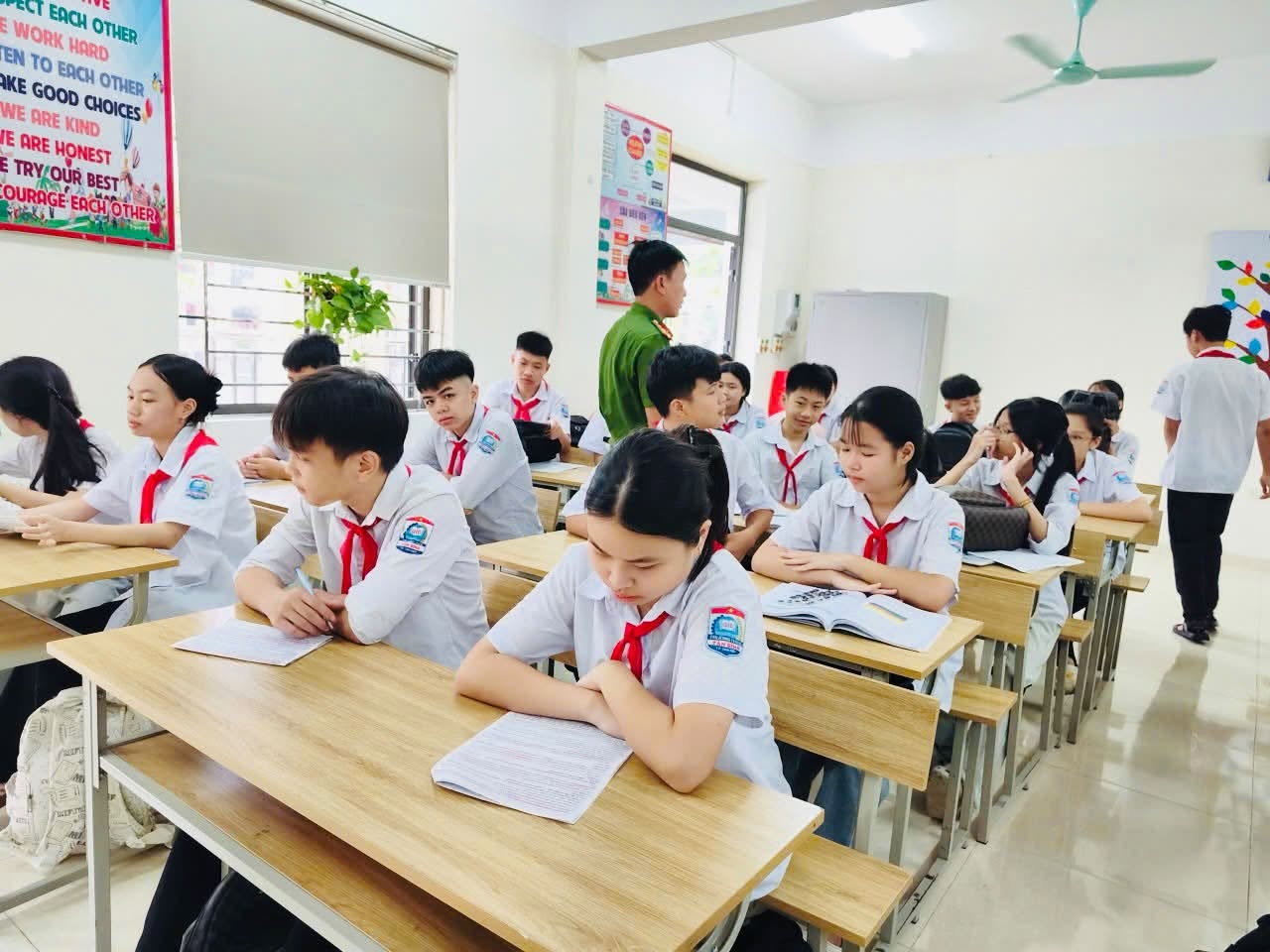 TRƯỜNG THCS YÊN SƠN PHỐI HỢP CÔNG AN PHƯỜNG YÊN SƠN TĂNG CƯỜNG BẢO ĐẢM AN TOÀN TRƯỜNG HỌC