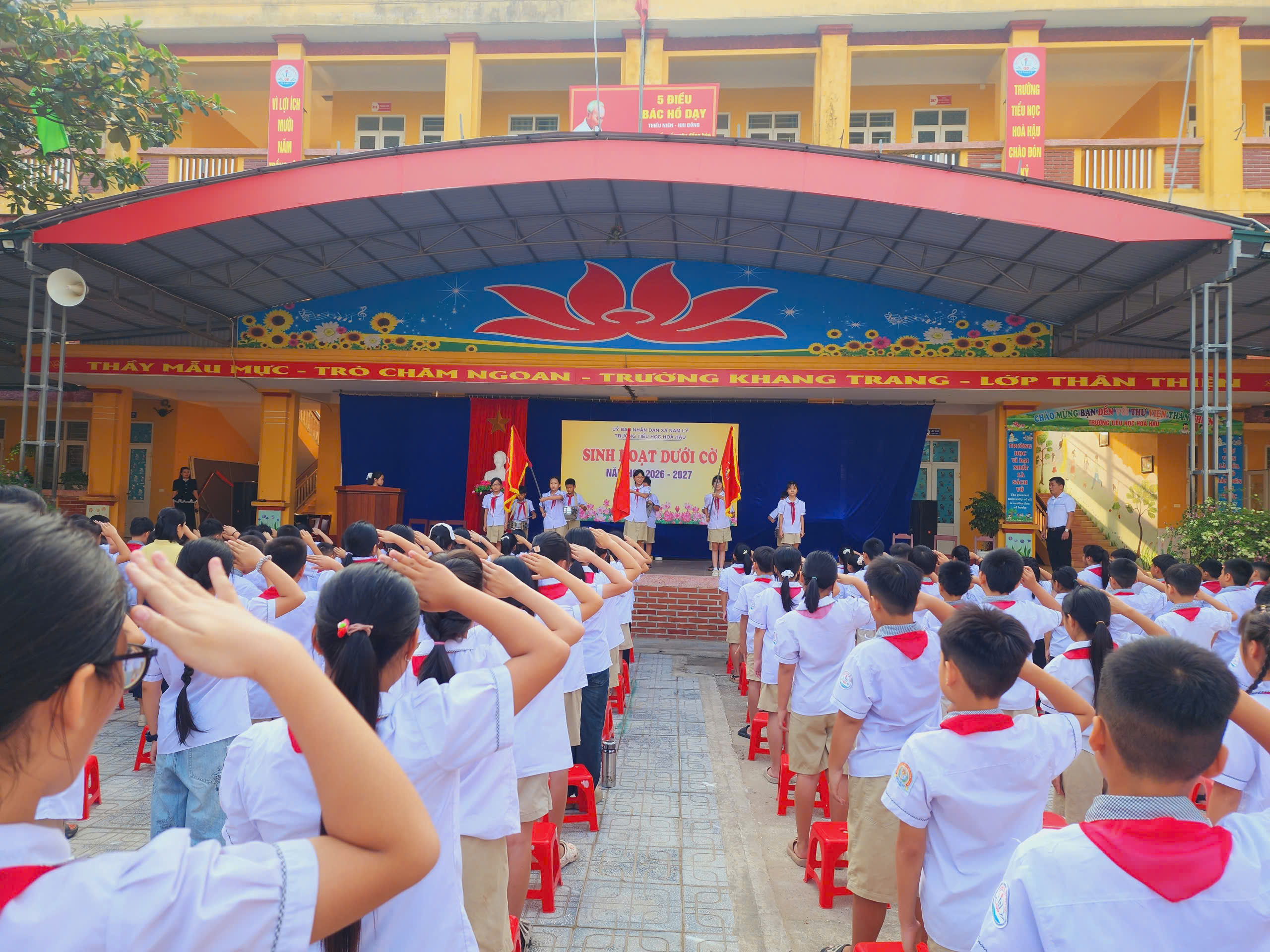 TRƯỜNG TIỂU HỌC HÒA HẬU TỔ CHỨC TIẾT SINH HOẠT DƯỚI CỜ ĐẦU TUẦN