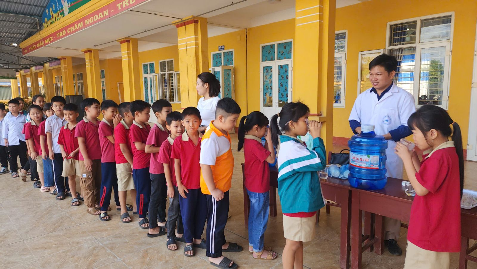 TỔ CHỨC CHO HỌC SINH UỐNG THUỐC TẨY GIUN NĂM HỌC 2025 - 2026