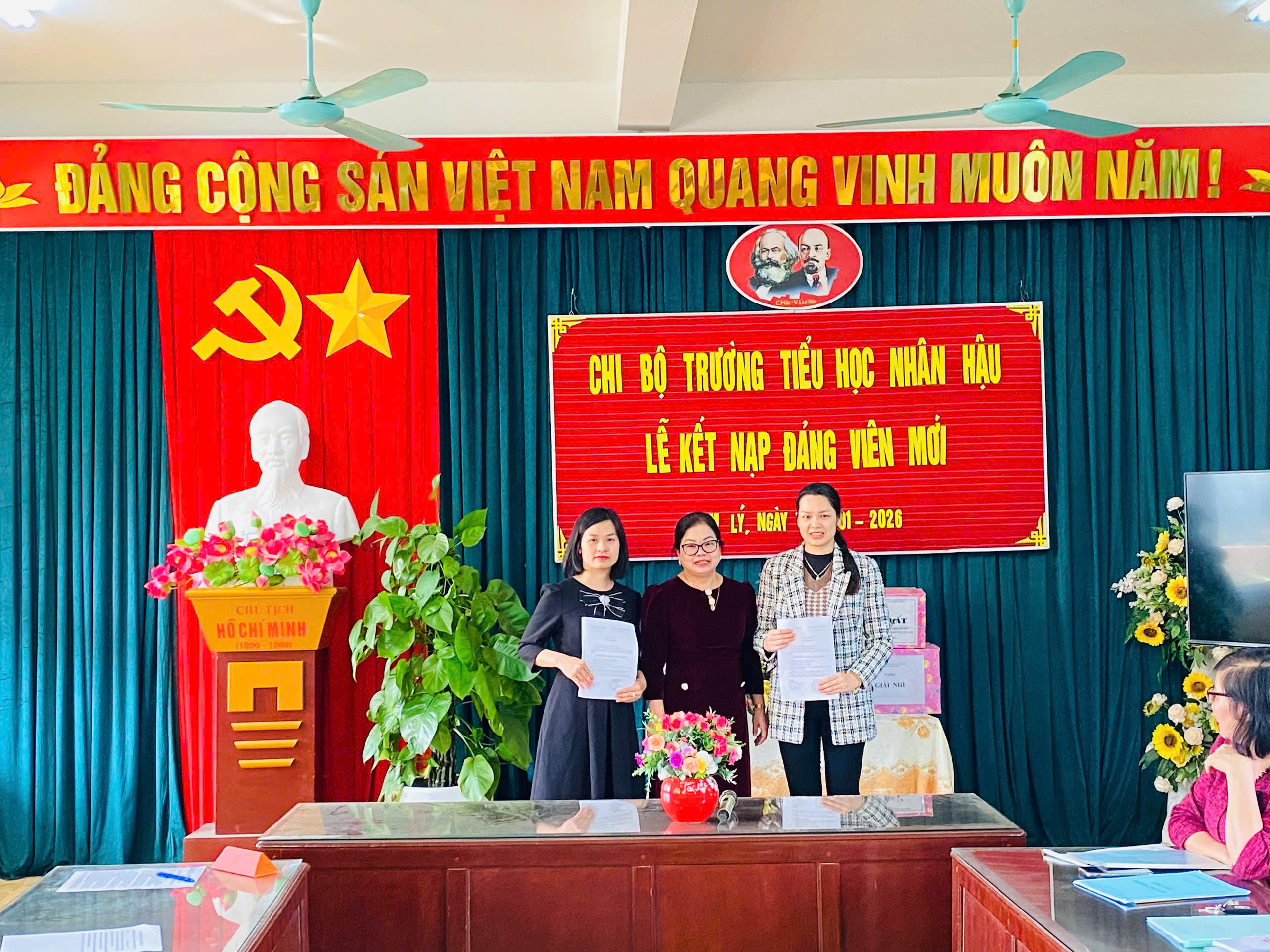 TỔ CHỨC LỄ KẾT NẠP ĐẢNG VIÊN NĂM HỌC 2025-2026
