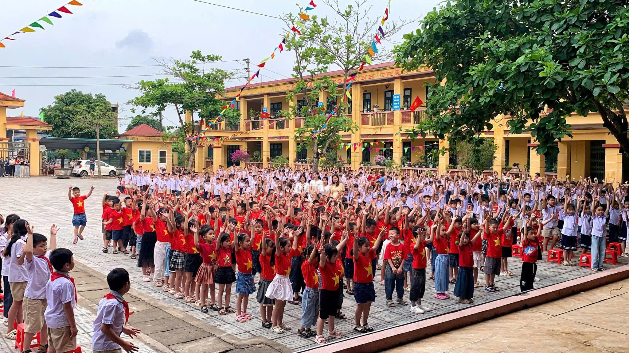 HS LỚP MẪU GIÁO 5-6 TUỔI THAM QUAN, LÀM QUEN VỚI TRƯỜNG TIỂU HỌC