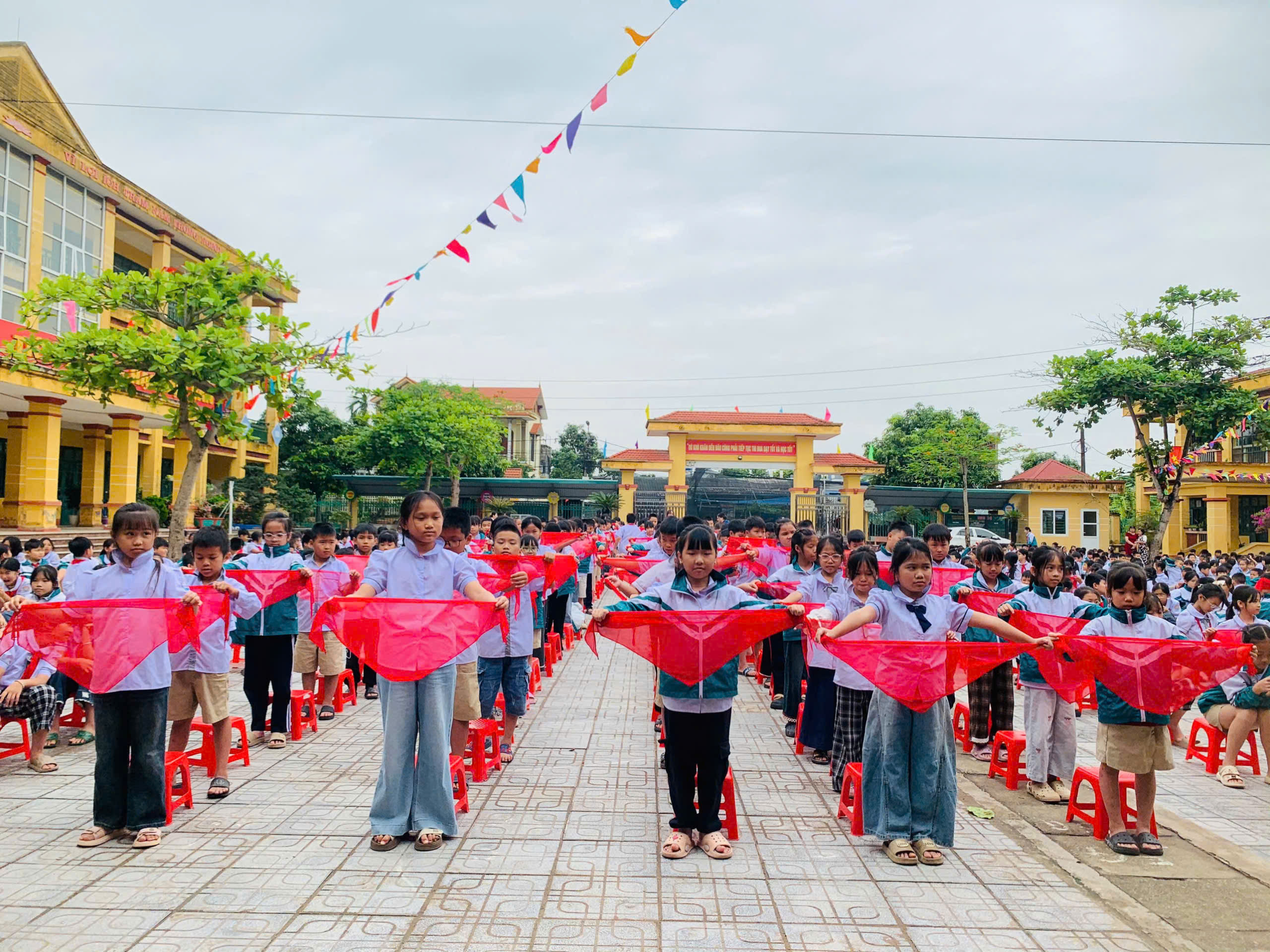 TỔ CHỨC LỄ KẾT NẠP ĐỘI VIÊN NĂM HỌC 2025 - 2026