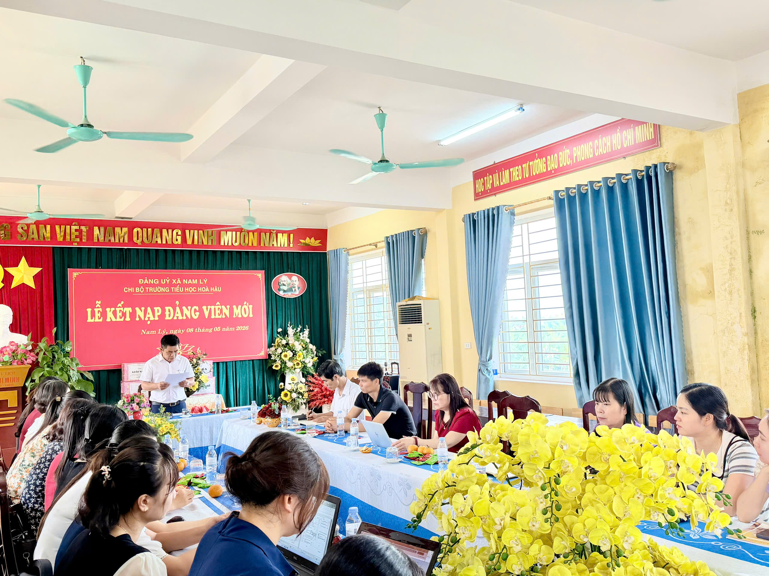 TỔ CHỨC LỄ KẾT NẠP ĐẢNG VIÊN CHO QUẦN CHÚNG ƯU TÚ
