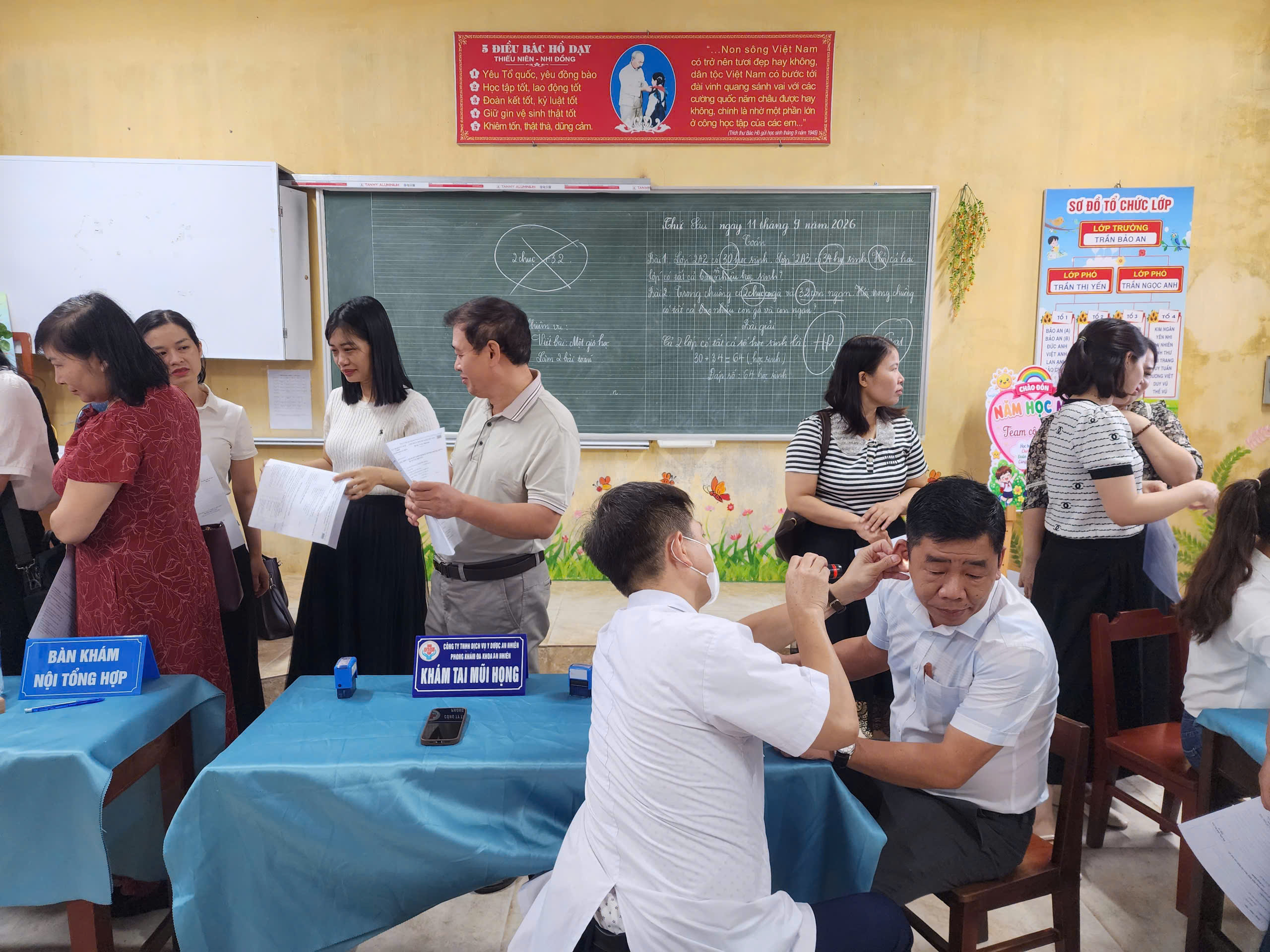 TỔ CHỨC KHÁM SỨC KHỎE ĐỊNH KỲ CHO TOÀN THỂ CÁN BỘ, GIÁO VIÊN, NHÂN VIÊN NHÀ TRƯỜNG