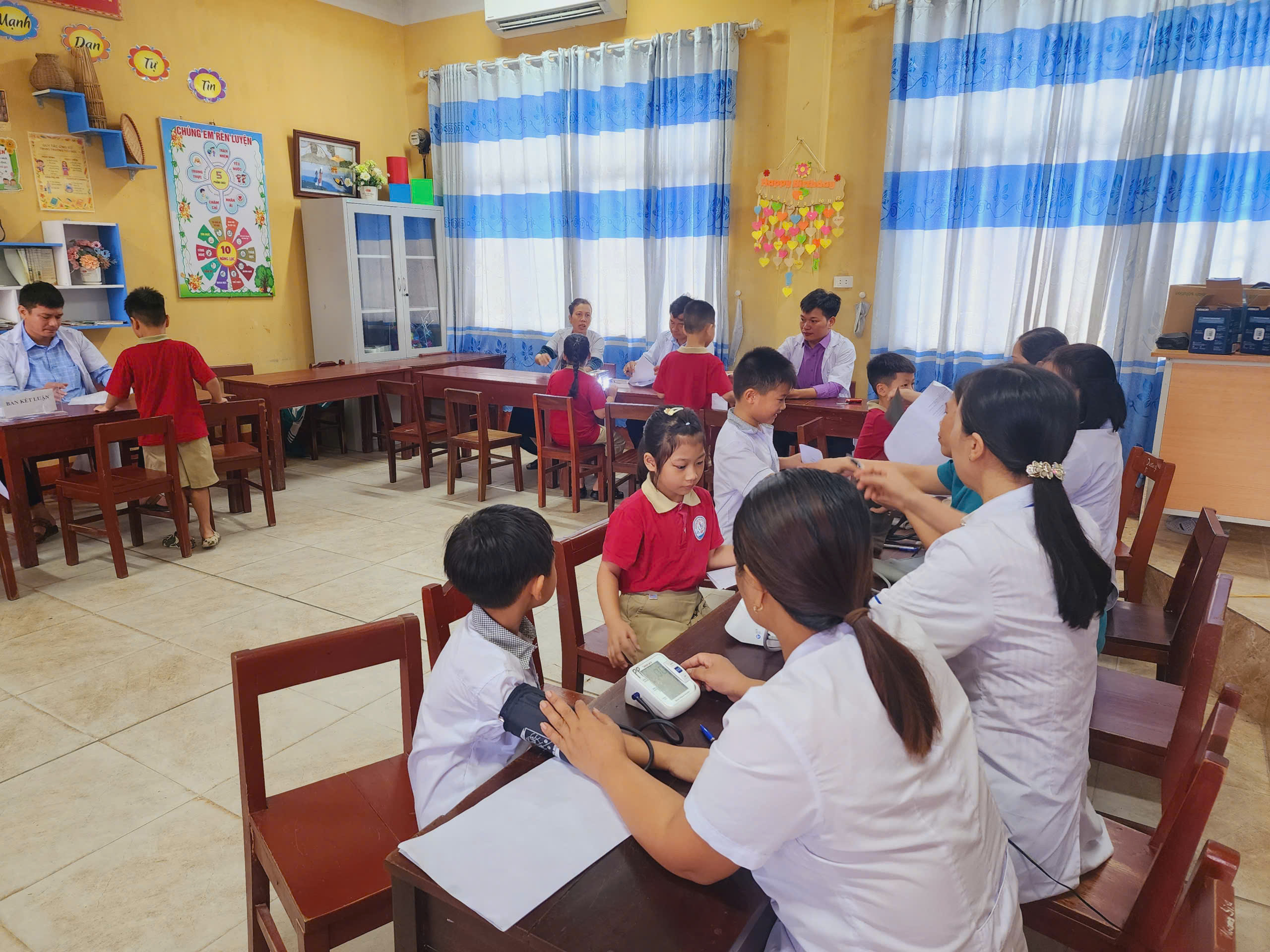 HOÀN THÀNH CÔNG TÁC KHÁM SỨC KHỎE ĐỊNH KỲ CHO HỌC SINH ĐẦU NĂM HỌC 2026 - 2027