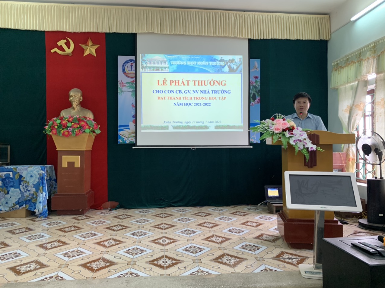 Trao thưởng và tặng quà cho học sinh là con cán bộ, giáo viên, nhân viên đạt thành tích cao trong năm học 2021-2022.