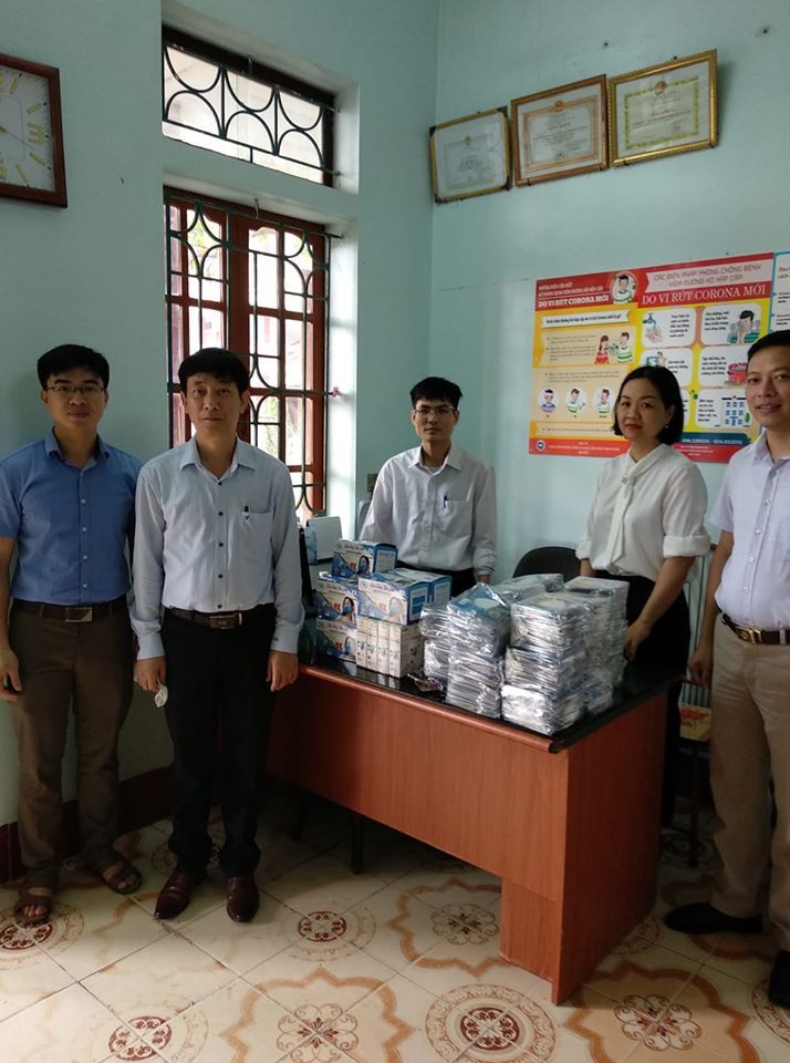 Tiếp nhận khẩu trang và nước diệt khuẩn của cựu học sinh trường THPT Xuân Trường