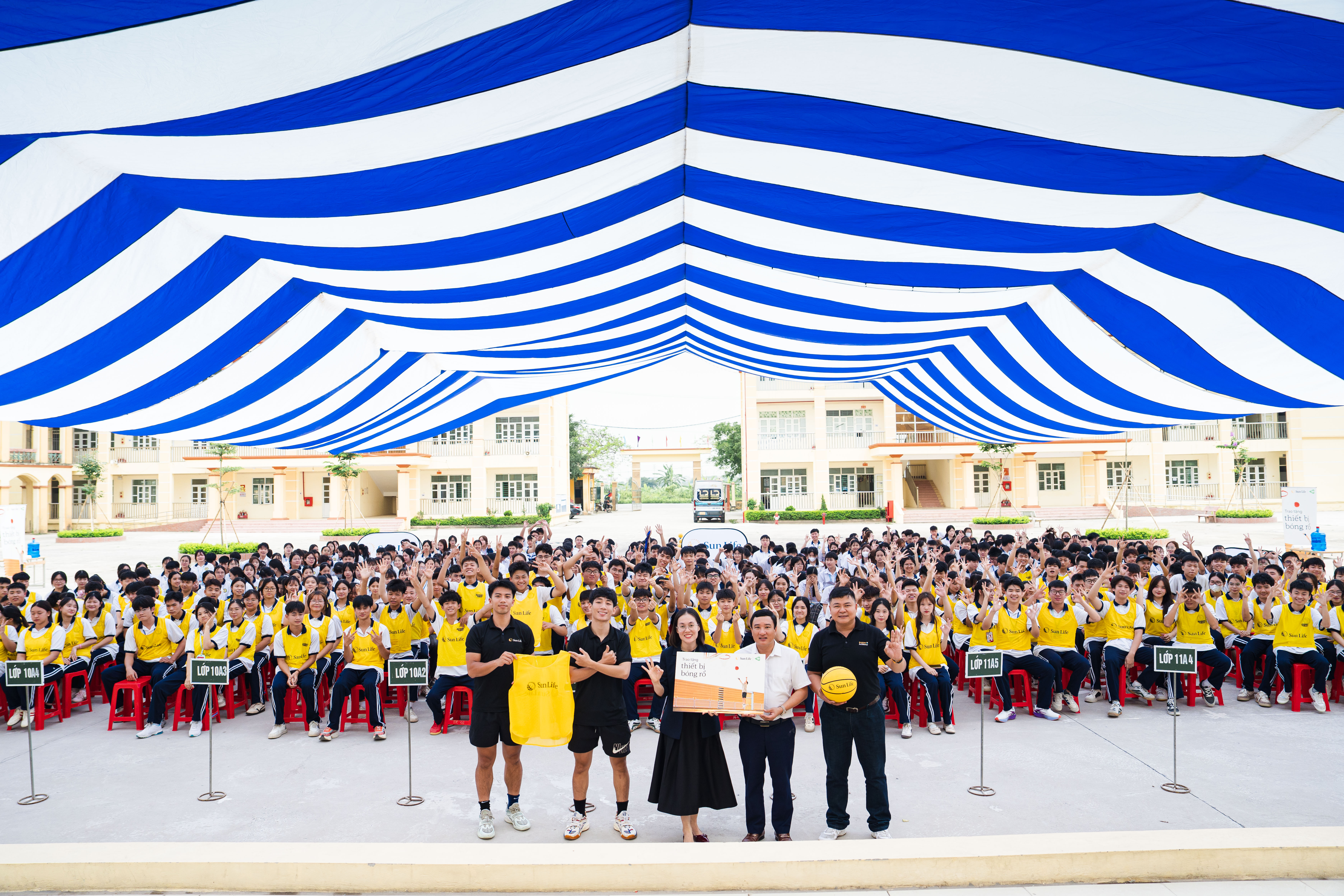 TRAO TẶNG THIẾT BỊ BÓNG RỔ – LAN TỎA TINH THẦN THỂ THAO HỌC ĐƯỜNG CÙNG SUN LIFE