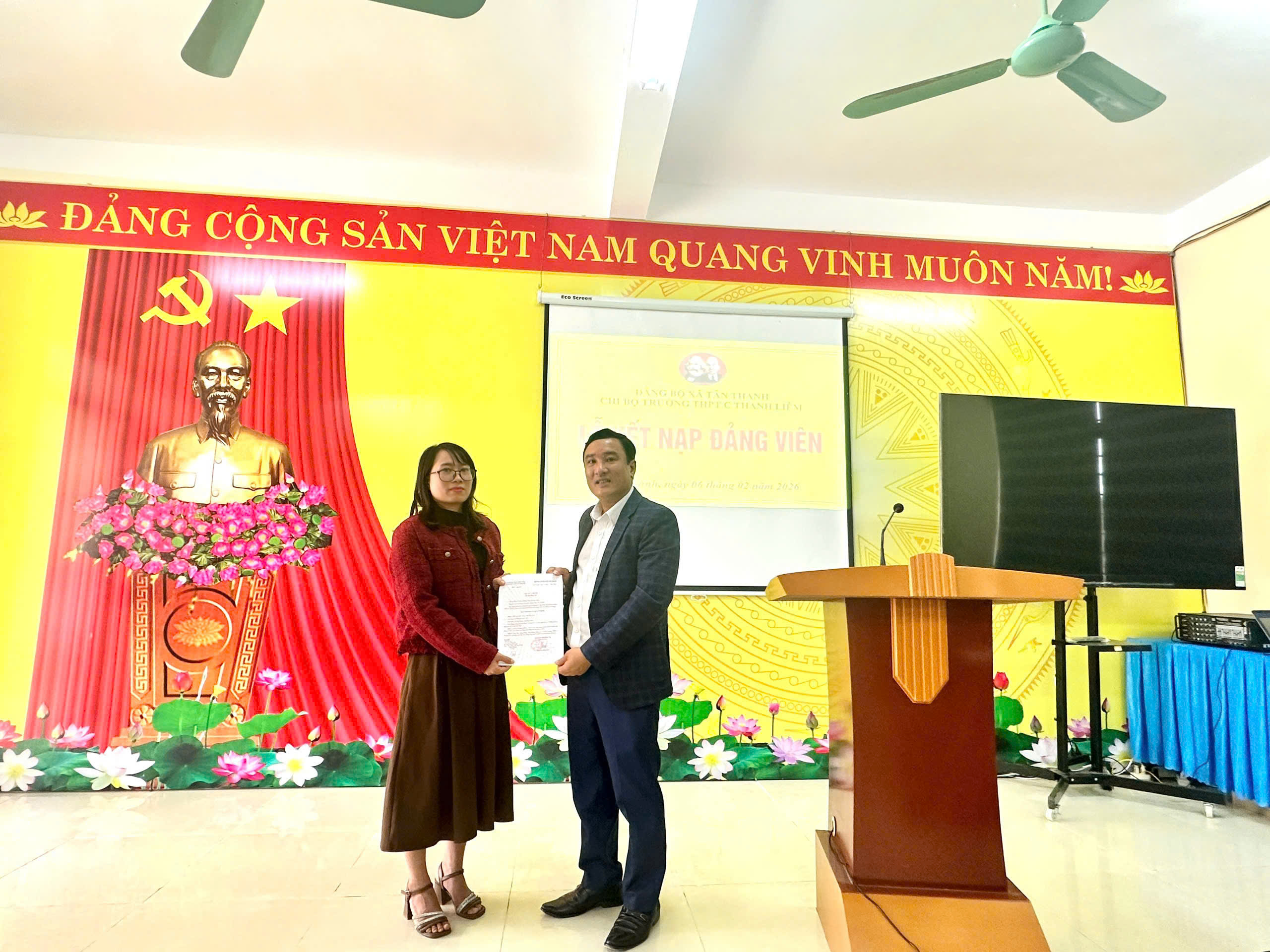 LỄ KẾT NẠP ĐẢNG VIÊN MỚI – DẤU MỐC VINH DỰ, TỰ HÀO CỦA QUẦN CHÚNG ƯU TÚ