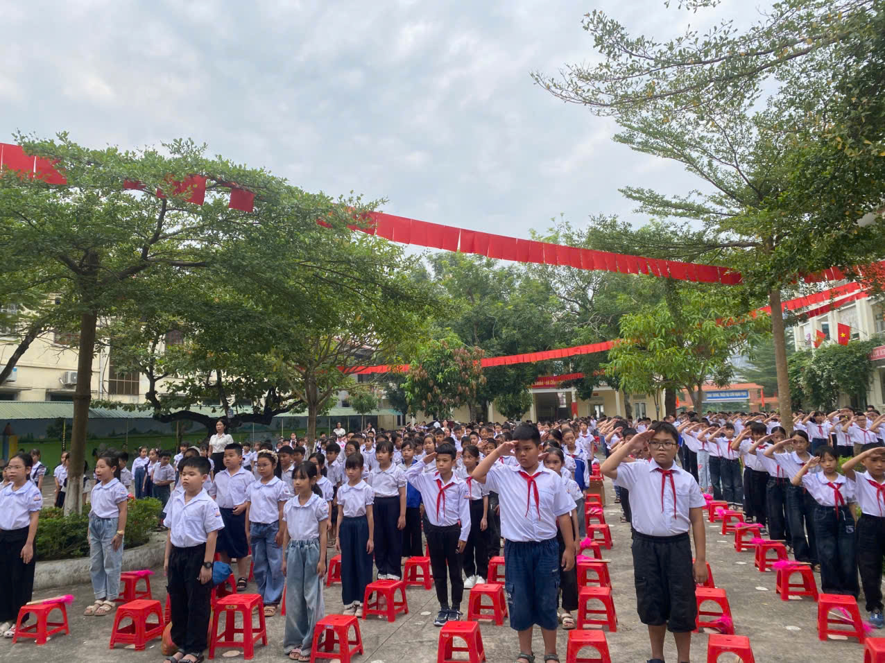 Lễ chào cờ và sinh hoạt đầu tuần tại trường chính, phân hiệu và điểm trường của Trường Tiểu học Thịnh Vượng