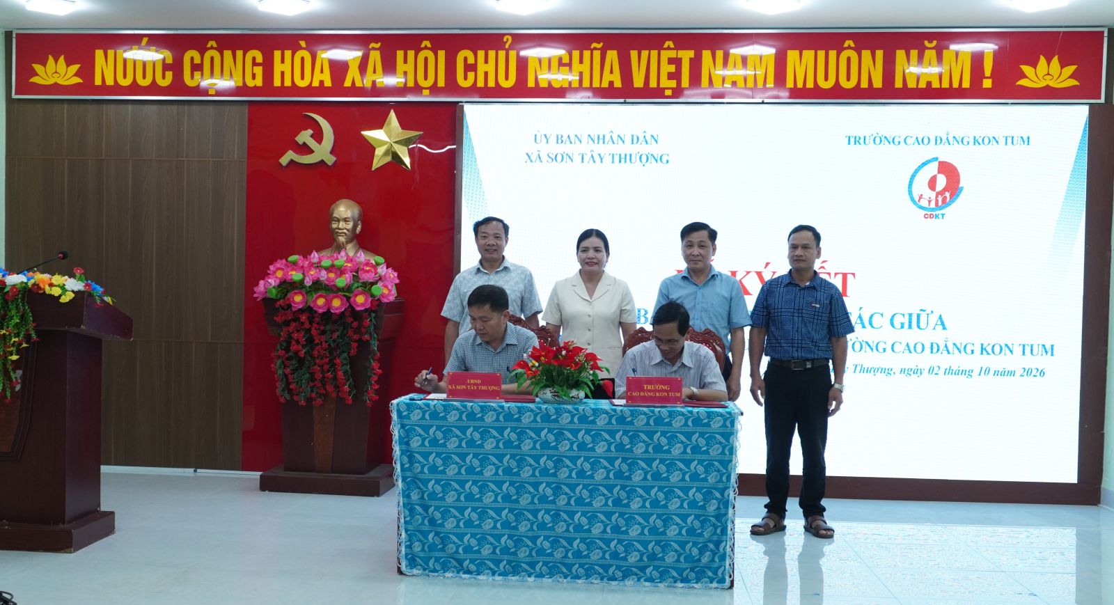 Phó Chủ tịch Thường trực UBND tỉnh Y Ngọc dự khai giảng lớp đào tạo nghề cho người lao động tại xã Sơn Tây Thượng