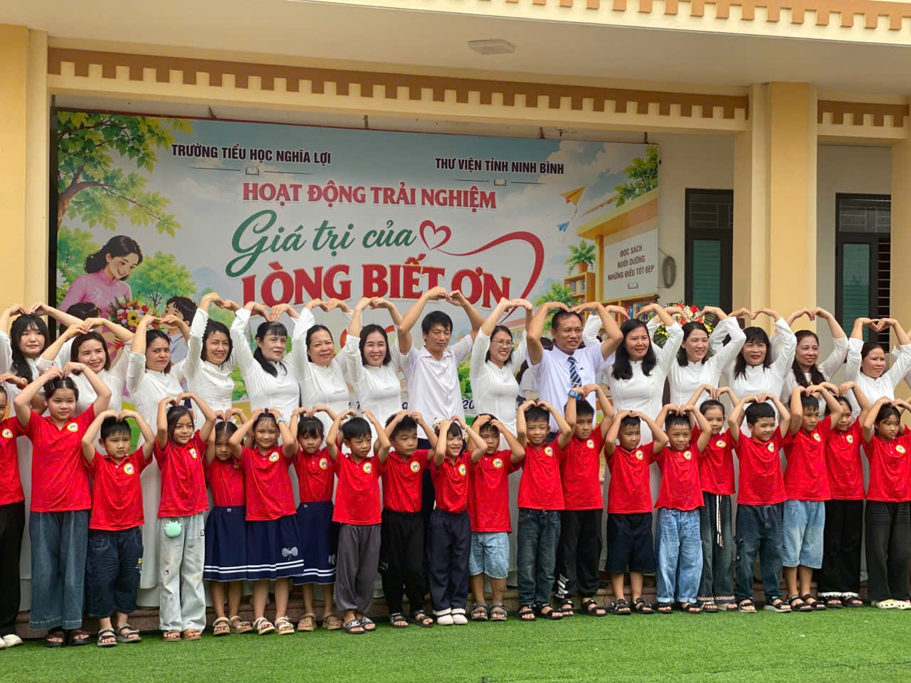 TRƯỜNG TIỂU HỌC NGHĨA LỢI TỔ CHỨC CHUYÊN ĐỀ KĨ NĂNG SỐNG “GIÁ TRỊ CỦA LÒNG BIẾT ƠN”- CHÀO MỪNG NGÀY PHỤ NỮ VIỆT NAM 20/10