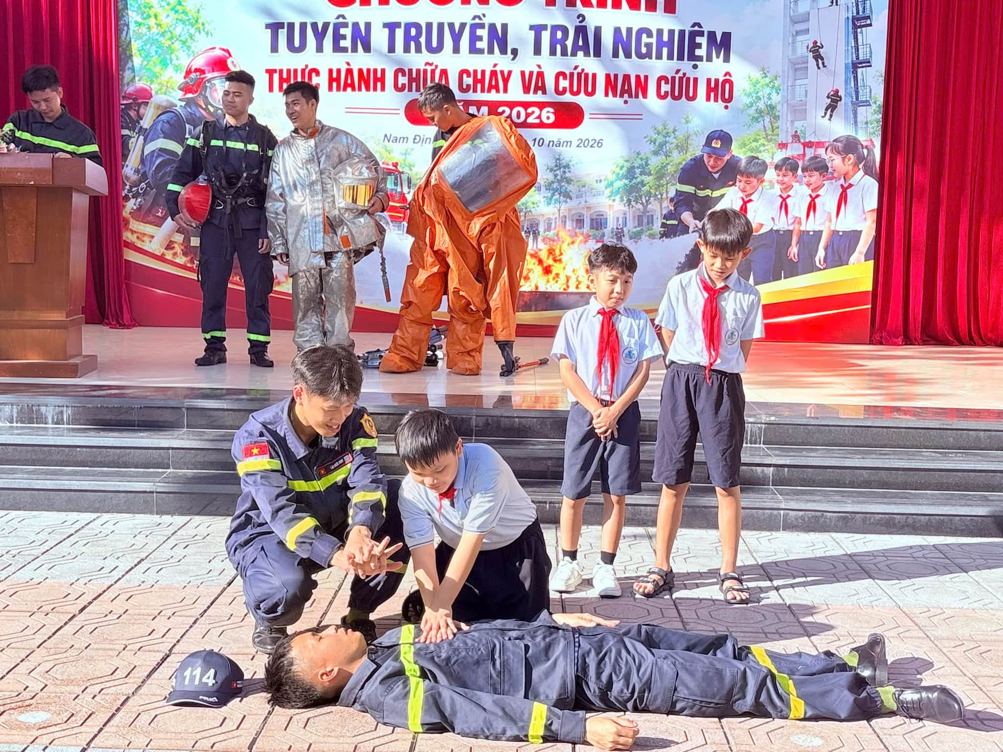 KHI BÀI HỌC BƯỚC RA NGOÀI TRANG SÁCH